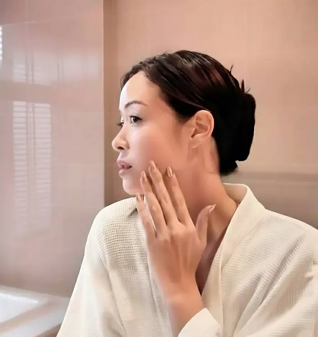 ใบหน้าผิวดูเรียบสงบ สื่อถึงผิวที่ได้รับการดูแลอย่างอ่อนโยนและสมดุล